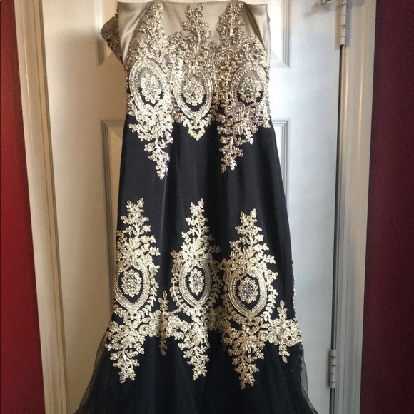 Prom dress 🖤 - Picture 3 of 4